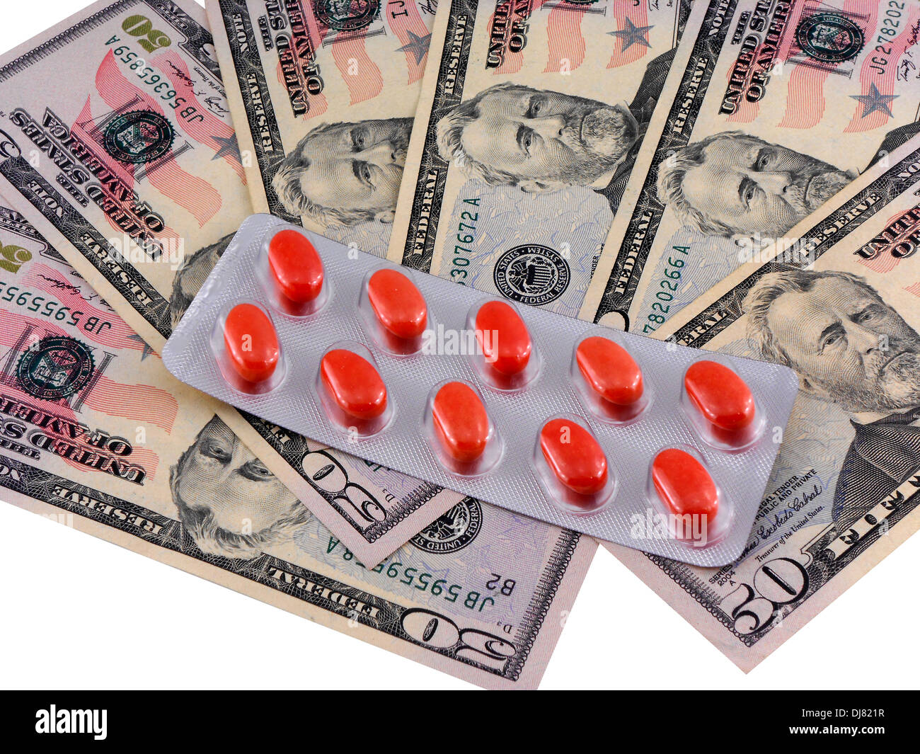 medizinische Pillen auf US-Dollar-Banknote als Symbol für hohe Kosten Stockfoto