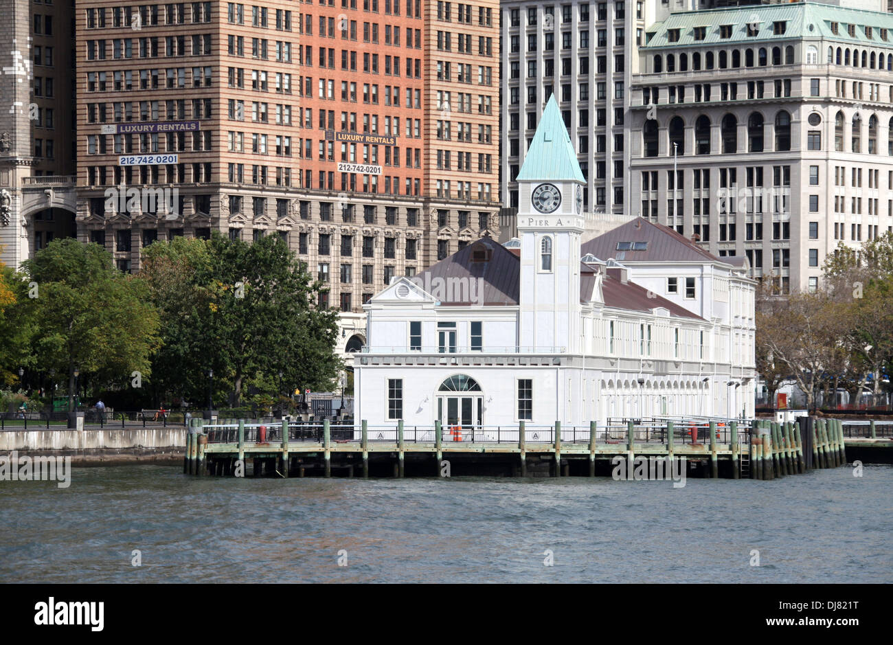 Historischen Pier A von den Hudson River in New York City Stockfoto