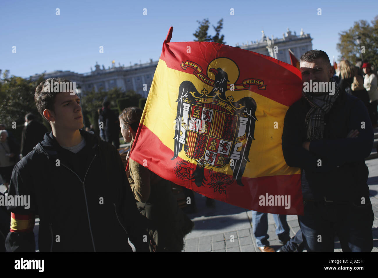 Madrid, Spanien. 24. November 2013. Ein Demonstrant Welle eine konstituierende unter der Masse vor Beendigung der Protest, der Tod von General Francisco Franco erinnert. Hunderte von Menschen Unterstützer der letzten spanischen Diktatur eine Kundgebung am Sonntag anlässlich des Todestages von Diktator Franco. Die Demonstration fand in Madrid der zentralen Plaza de Oriente.Photo: Rodrigo Garcia/NurPhoto Credit: Rodrigo Garcia/NurPhoto/ZUMAPRESS.com/Alamy Live News Stockfoto