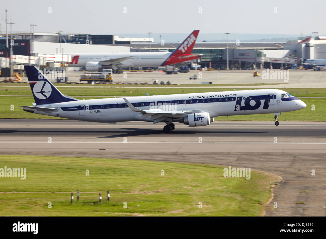 VIELE polnische Airlines Embraer 195 Landung am Flughafen London Heathrow Stockfoto