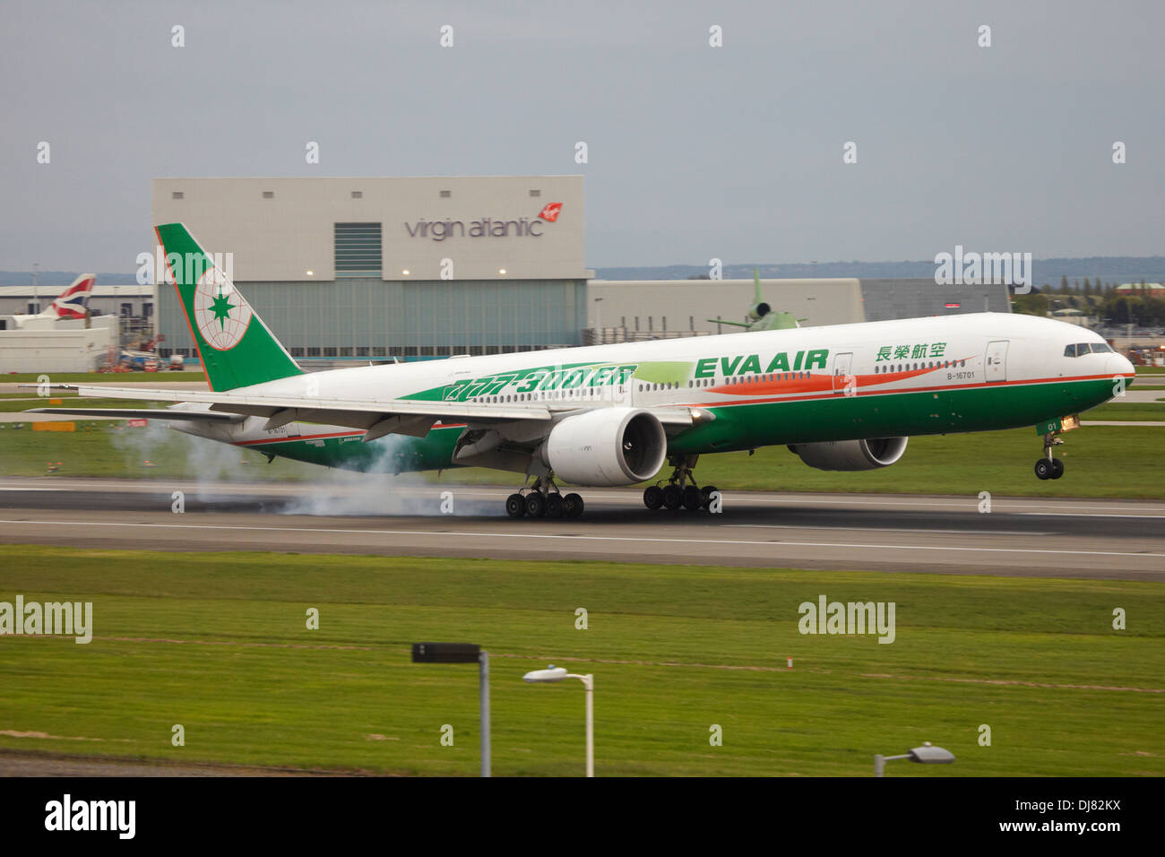 Eva Air Langstrecken Flaggschiff Boeing 777 300ER Landung am Flughafen London Heathrow Stockfoto