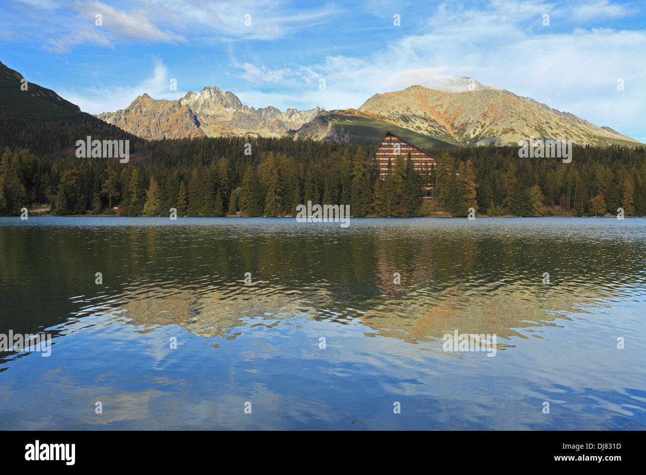 Blick auf den Berg Tarn Strbske Pleso und Hotel Patria, hohe Tatra, Slowakei. Stockfoto