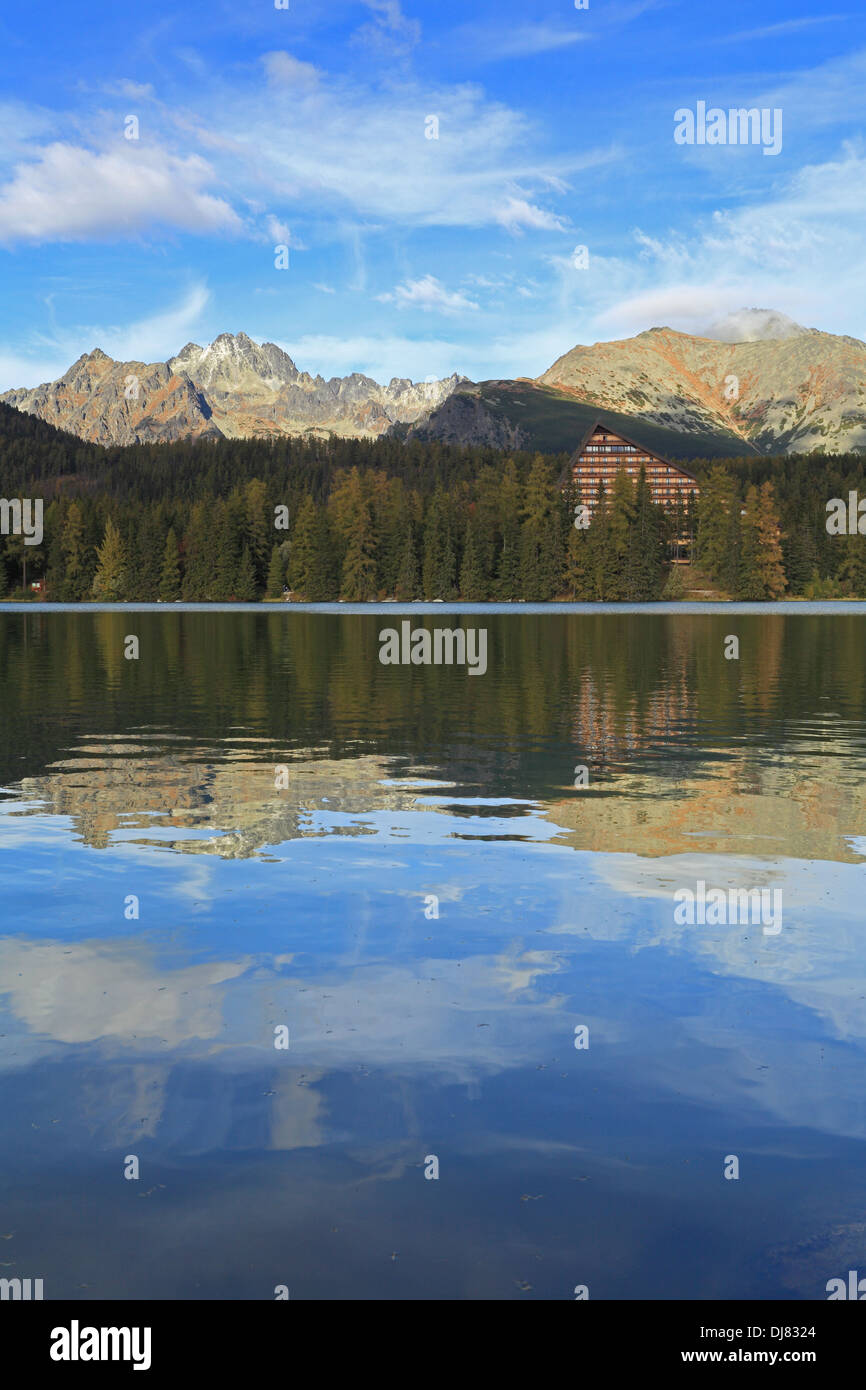 Blick auf den Berg Tarn Strbske Pleso und Hotel Patria, hohe Tatra, Slowakei. Stockfoto