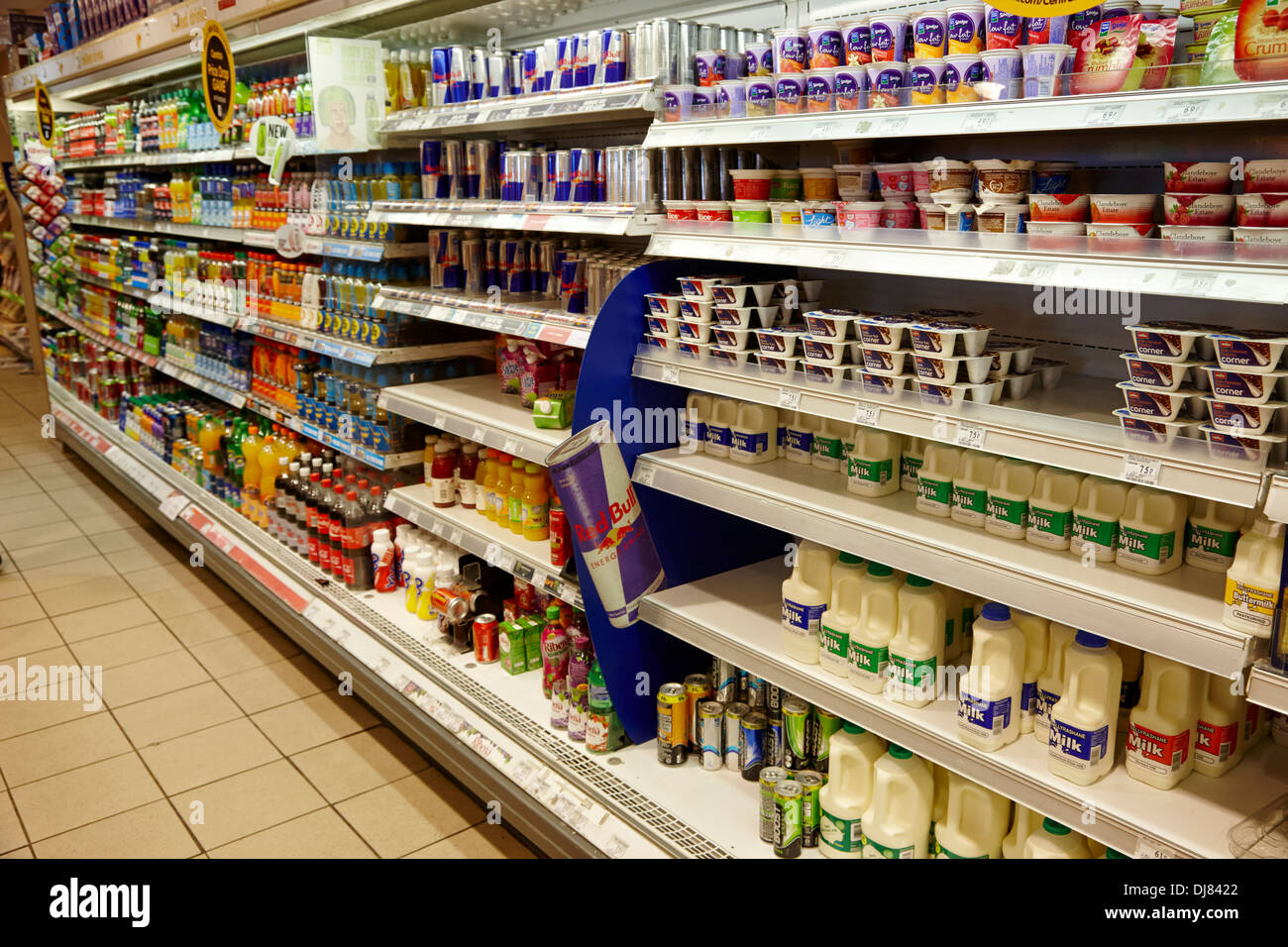 Milch- und weiche Energie Getränk Kühlschränke in einem kleinen Geschäft im Vereinigten Königreich Stockfoto