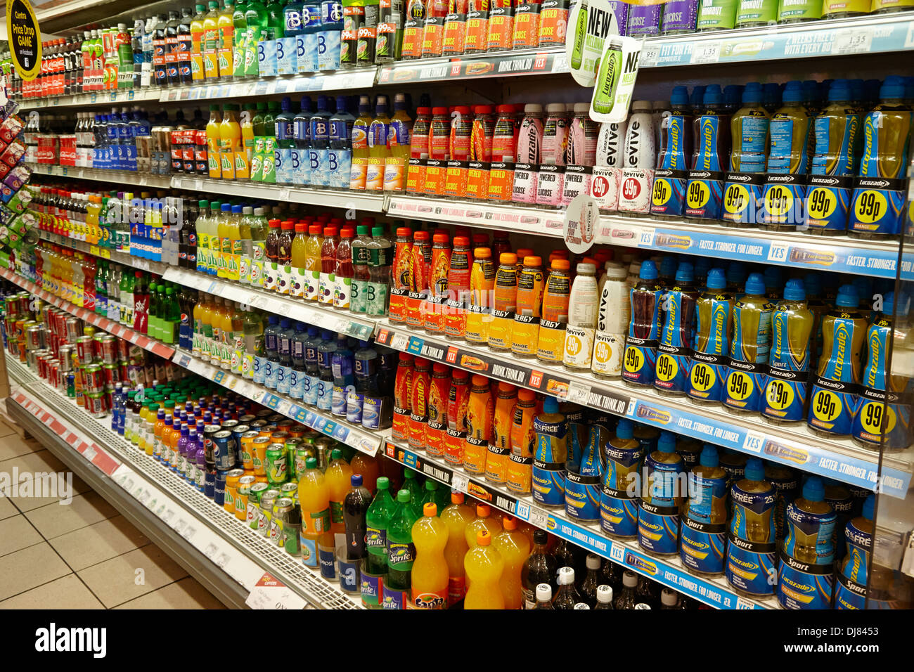 weiche Energy-drinks in Kühlschränken in einem kleinen Geschäft im Vereinigten Königreich Stockfoto