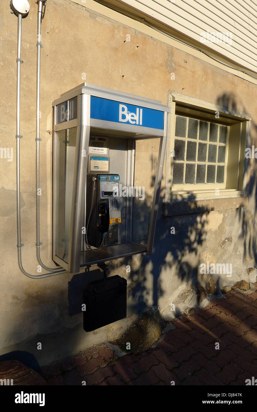 Eine öffentliche Telefonzelle in einem Park von Toronto. Stockfoto