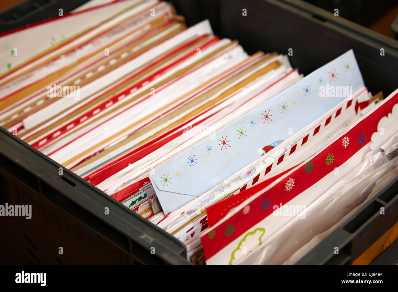 Briefe und Karten für die Sortierung von Schüttgütern Weihnachten post Royal Mail Sortierbox für den Weihnachtsstress Stockfoto