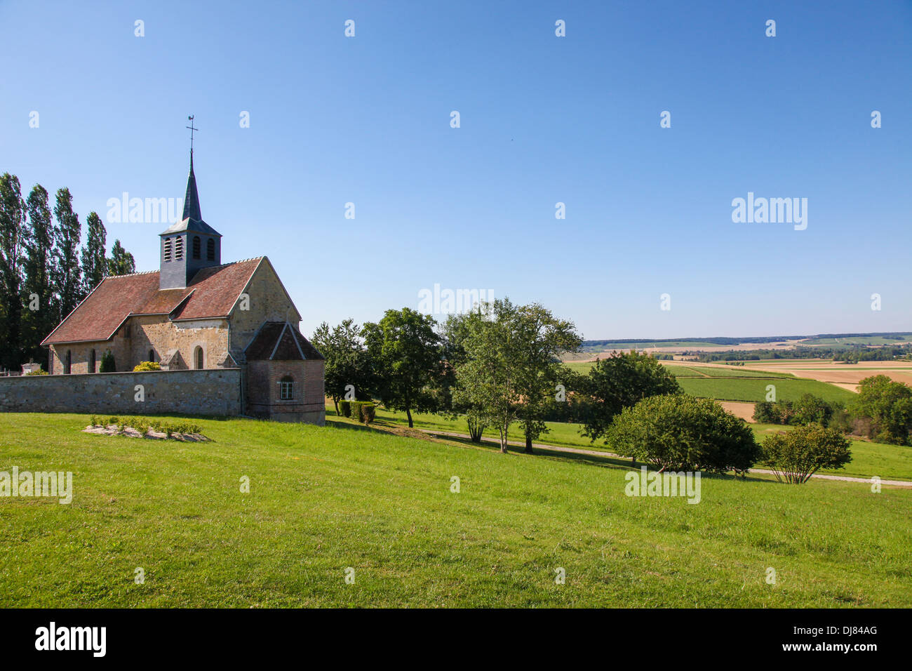 Kirche eines kleinen Dorfes in der Champagne in Frankreich, in der Nähe von Reims. Stockfoto