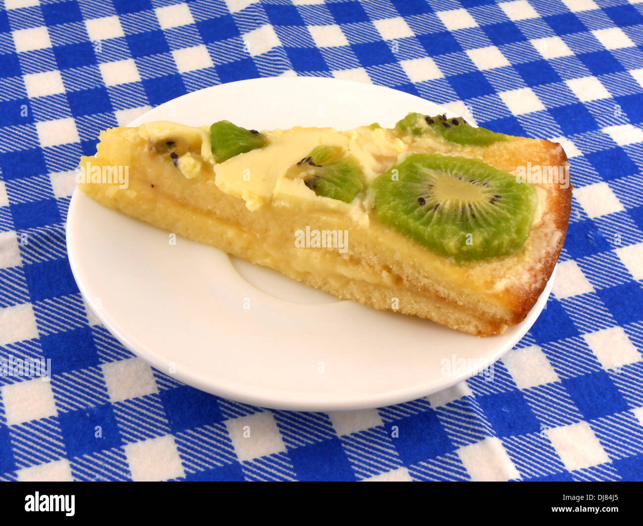 Kiwi lecker Kuchen hautnah auf Platte Stockfoto