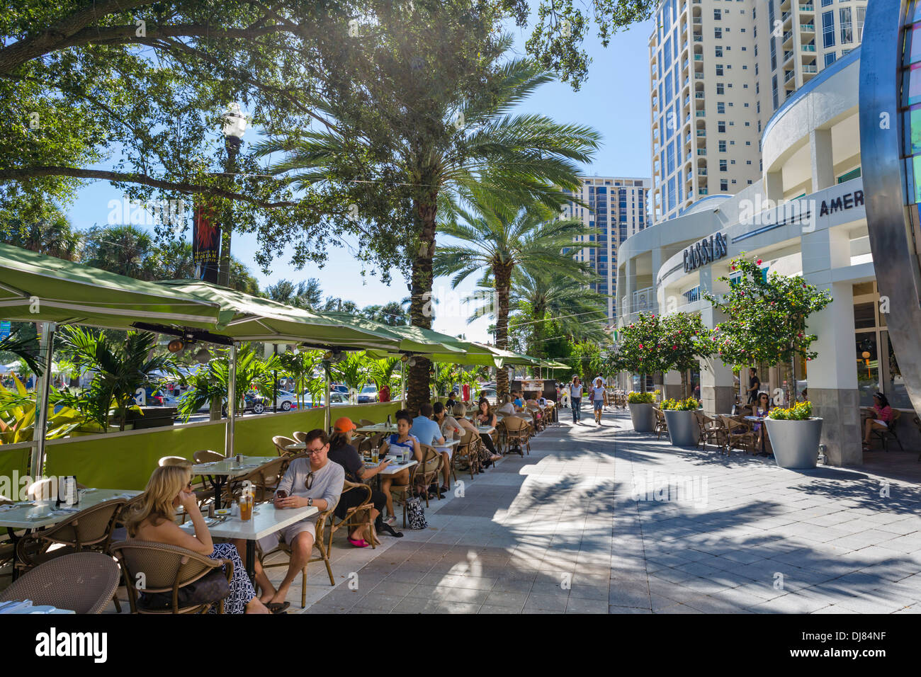 Cassis American Brasserie an der Ecke Beach Drive NE / 2nd Avenue N in der Innenstadt von St. Petersburg, Florida, USA Stockfoto