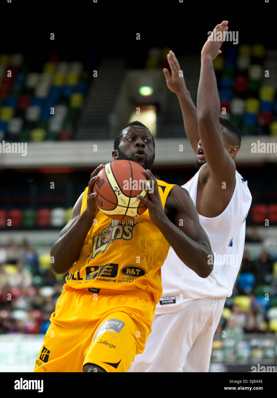 London, UK. 24. November 2013. BBL: London Lions V Surrey United, Copper Box, London, England. Bildnachweis: Simon Balson/Alamy Live-Nachrichten Stockfoto