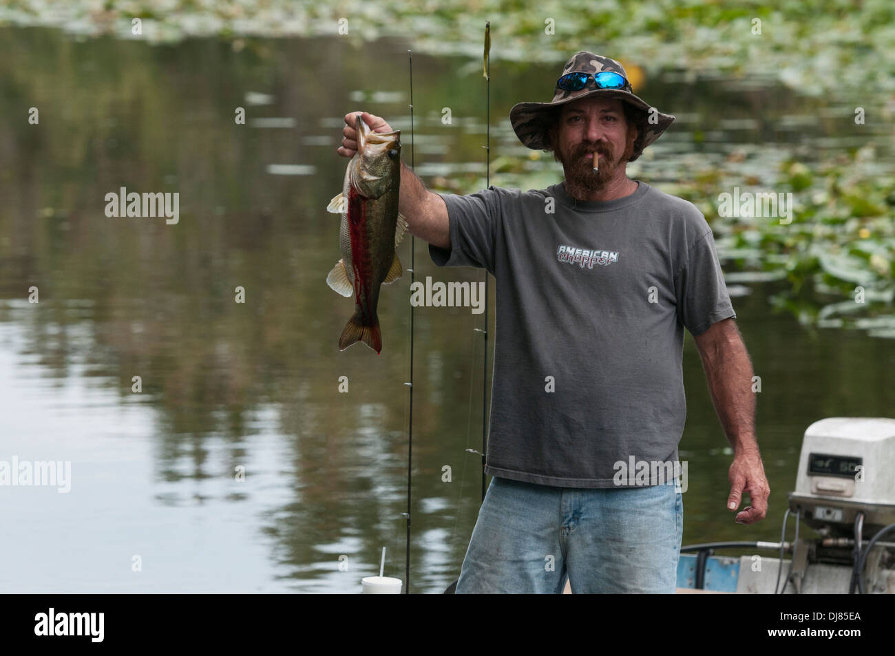 Mann mit dem großen Mund Bass gefangen am Fluss Haines Creek in Lake County, Florida USA Stockfoto