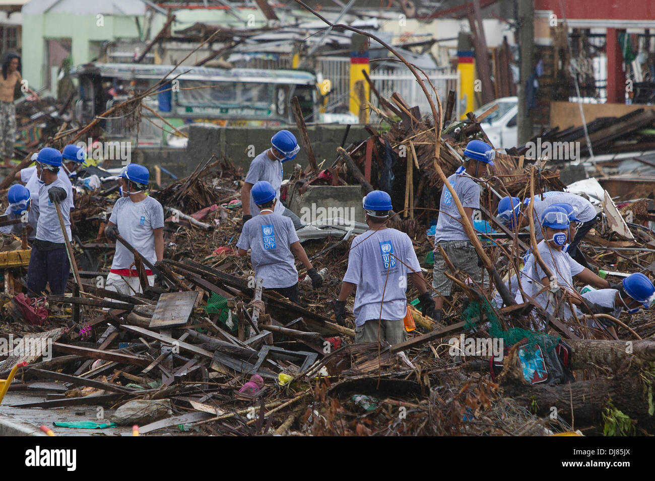 Teams Sichten durch die enorme Menge Trümmer auf der Suche nach Leichen, zwei Wochen nach Taifun/Haiyan/Yolanda Stockfoto