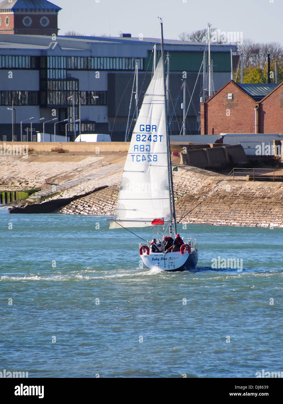 Ein Segelboot im Solent, neben Fort Blockhaus-Kaserne Stockfoto