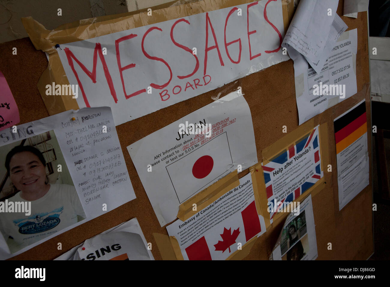 Ein Message Board geben, wichtige Telefonnummern und Bilder vom lieben, für die noch fehlenden. Stockfoto