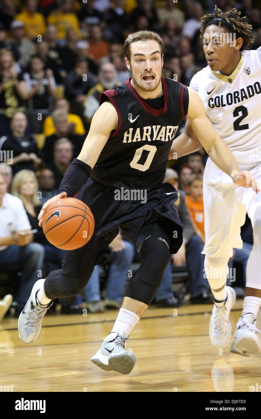 Boulder, CO, USA. 24. November 2013. 24. November 2013: Harvards Laurent Rivard fährt gegen Kolorados Xavier Johnson in der zweiten Hälfte an der Coors Event Center in Boulder. Bildnachweis: Csm/Alamy Live-Nachrichten Stockfoto