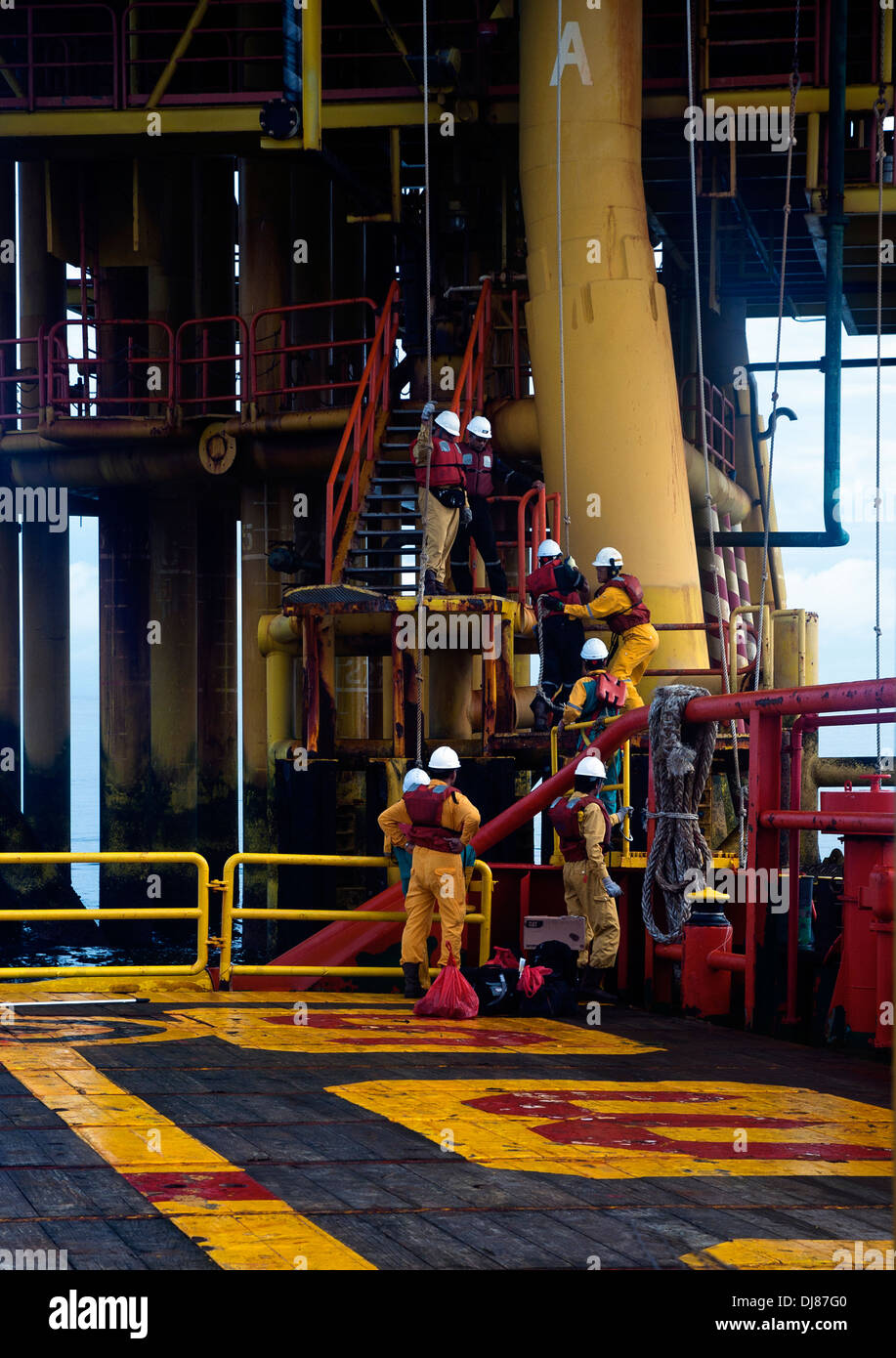 Ölplattform Arbeiter betreten Plattform durch Bootstransfer Hilfe von der Marine-Crew Stockfoto