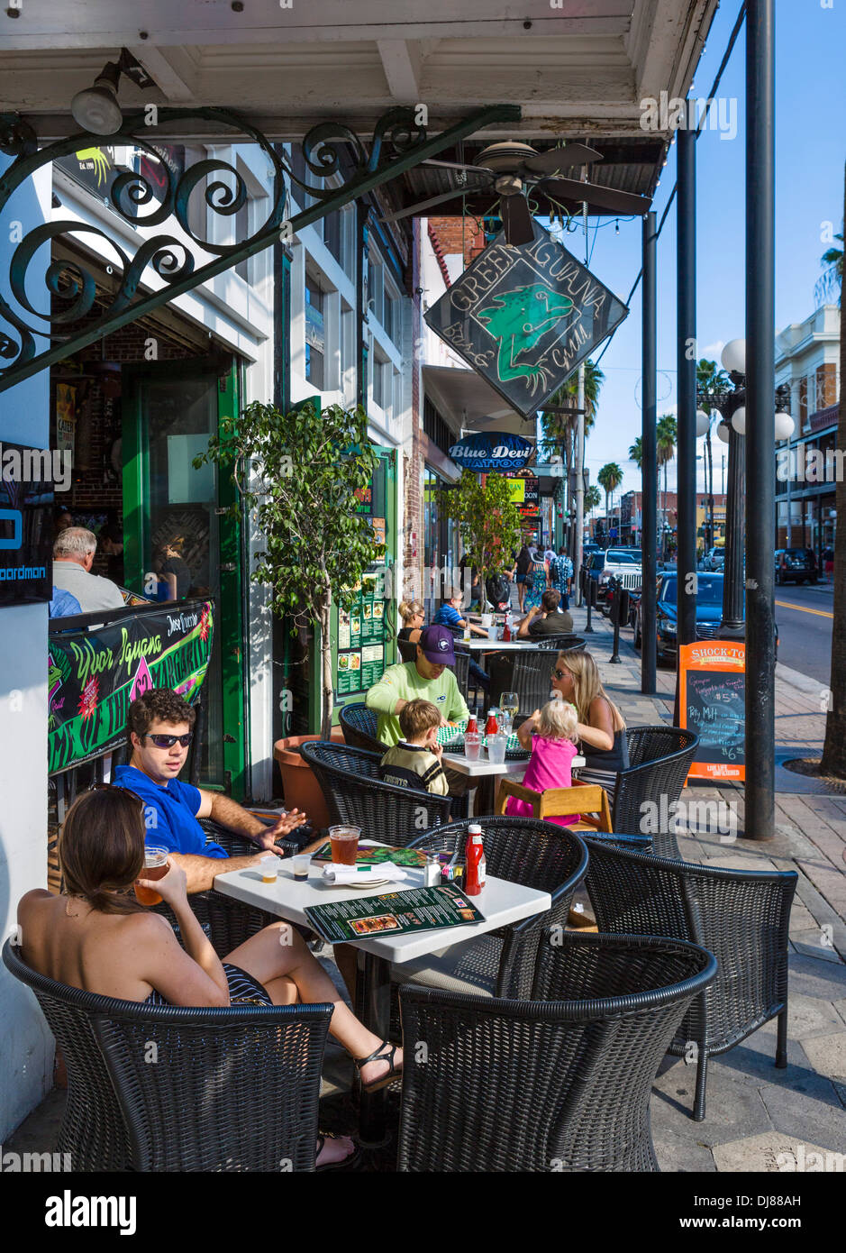 Grüner Leguan Bürgersteig Restaurant an der Seventh Avenue in historischen Ybor City, Tampa, Florida, USA Stockfoto