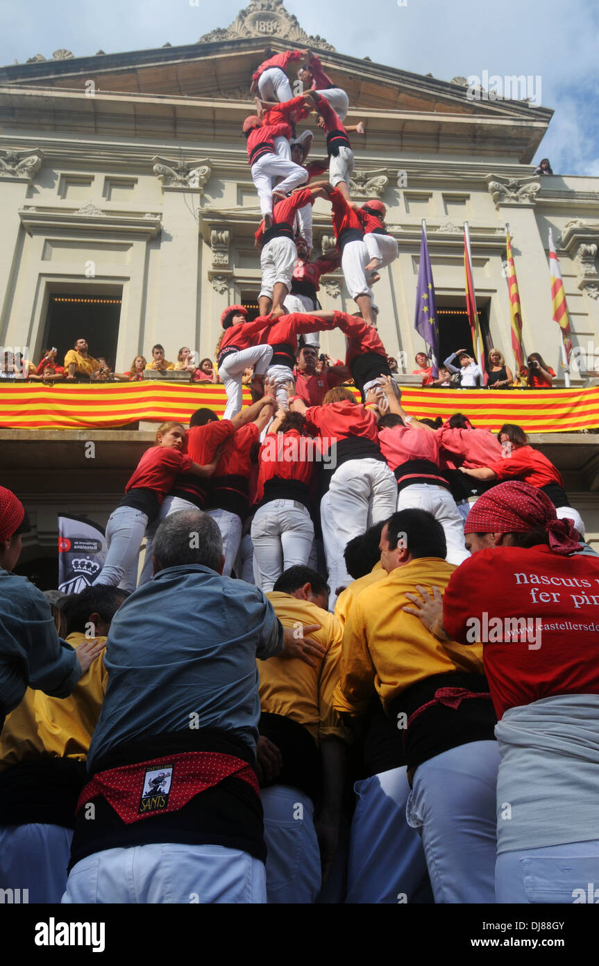 Sants Castellers Gebäude menschlicher Turm während der traditionellen katalanischen Festival, Sants, Barcelona, Spanien Stockfoto