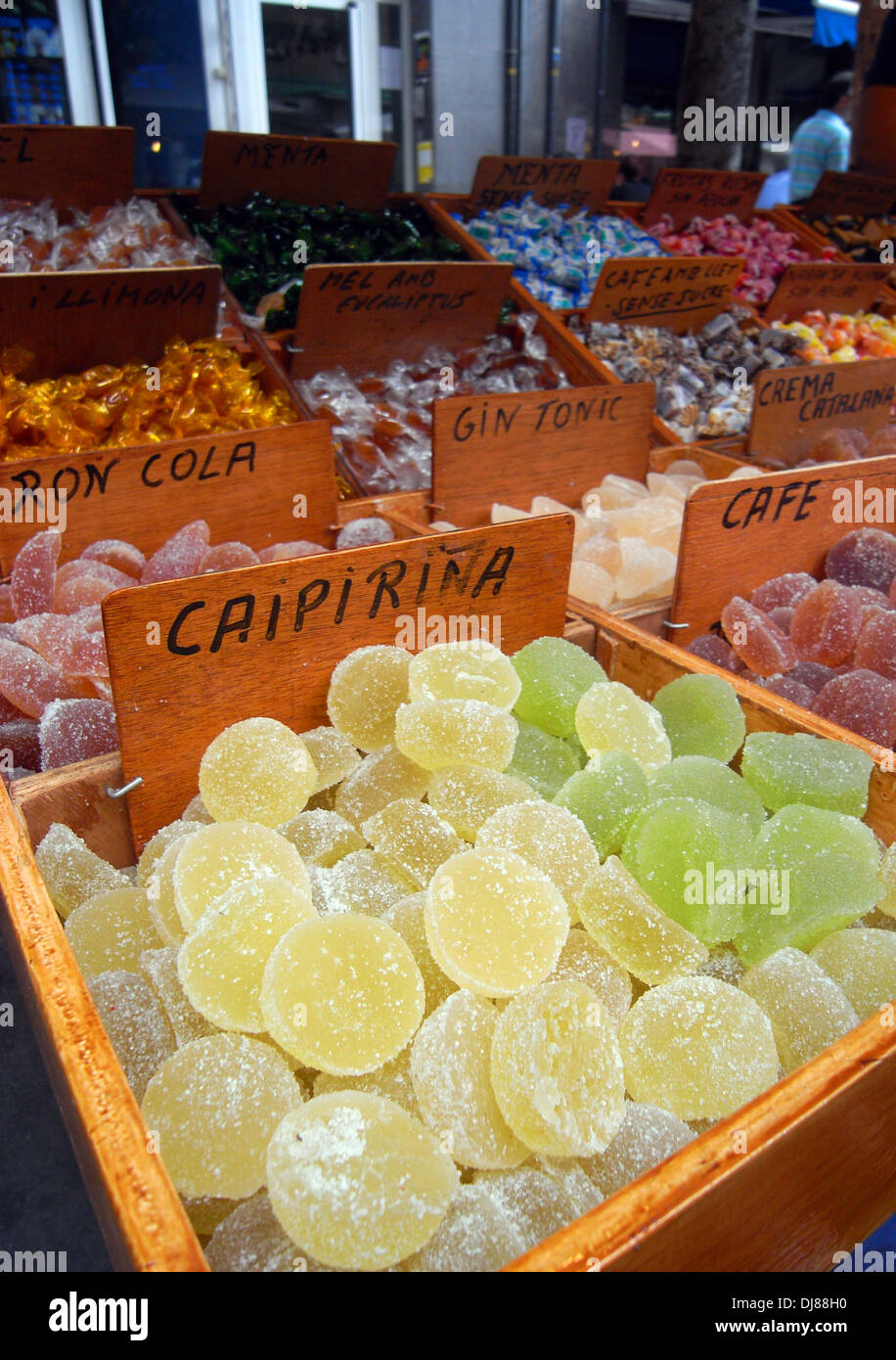 Hausgemachte alkoholische Geschmack Lollies (Caipirinha, Gin & Tonikum und Rum & Koks) zum Verkauf auf Markt in Barcelona, Spanien Stockfoto