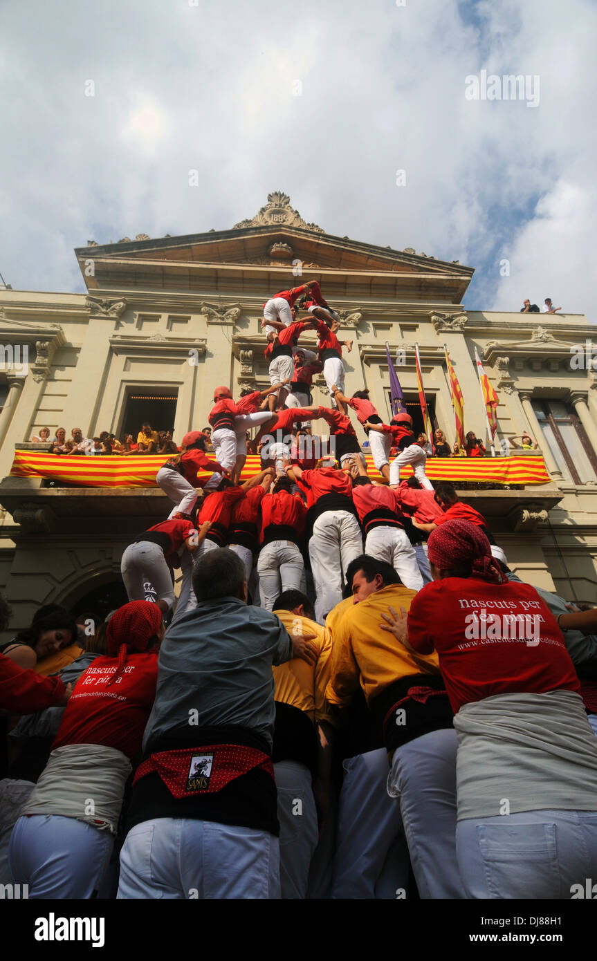 Sants Castellers Gebäude menschlicher Turm während der katalanischen Festival, Sants, Barcelona, Spanien Stockfoto