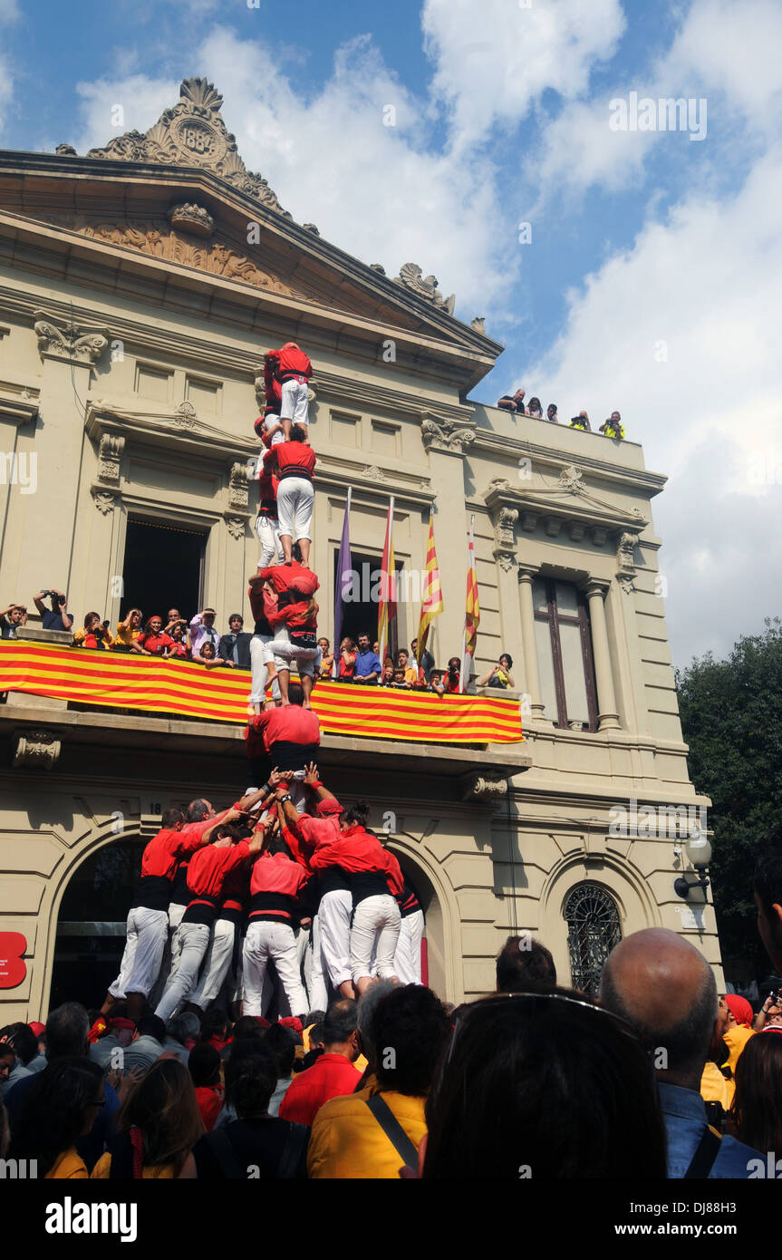 Sants Castellers Gebäude menschlicher Turm während der katalanischen Festival, Sants, Barcelona, Spanien Stockfoto