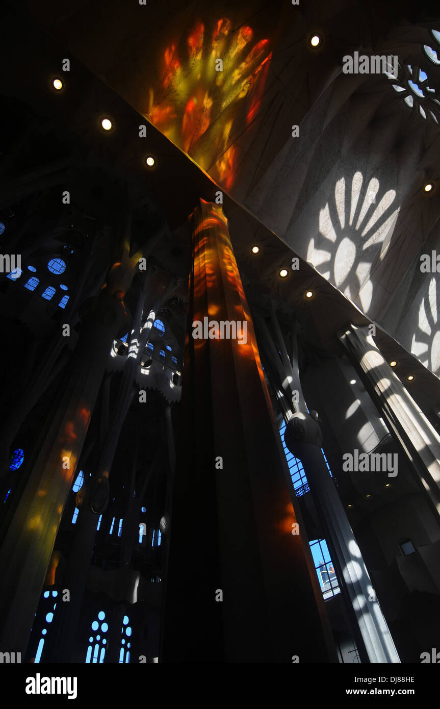 Leuchtet aus Buntglas-Fenster Spalten in der Kathedrale Sagrada Familia, Barcelona, Spanien Stockfoto