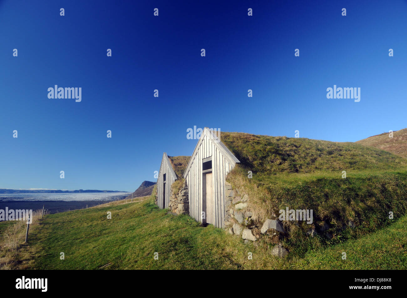 Traditionelle Stein und Rasen befindet sich im historischen Dorf von Sel, mit Blick auf Gletscher, Vatnajökull-Nationalpark, Island Stockfoto