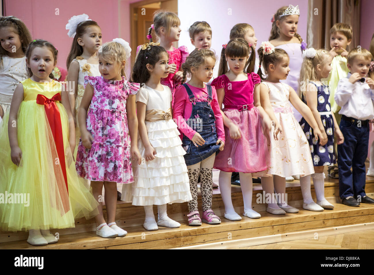Russische Kinder Kindergarten. Kinder singen die Lieder von der Bühne für  die Eltern. Russland Stockfotografie - Alamy