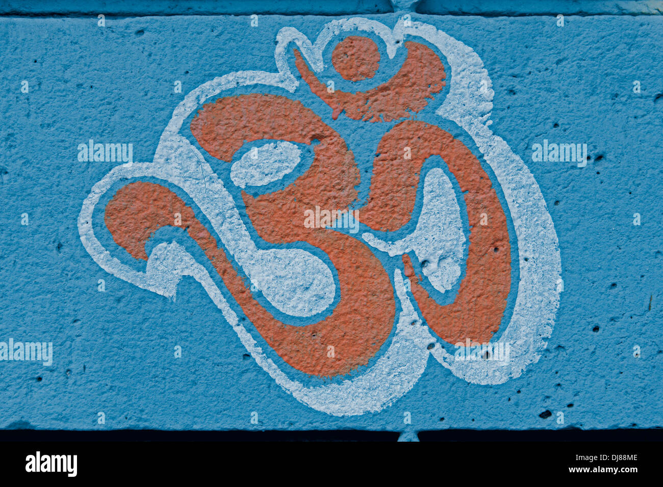 Ein heiligen Zeichen namens Om ist gemalt auf Vorderseite des einen Hindu-Tempel, Maharashtra, Indien Stockfoto