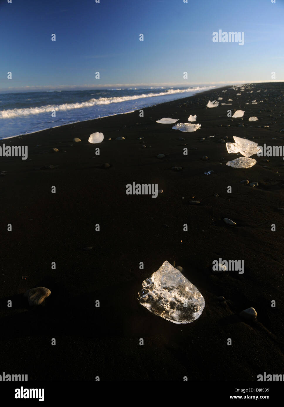 Stücke von Gletschereis am schwarzen Sandstrand im Süden Islands Jökulsárlón, Vatnajökull-Nationalpark Stockfoto