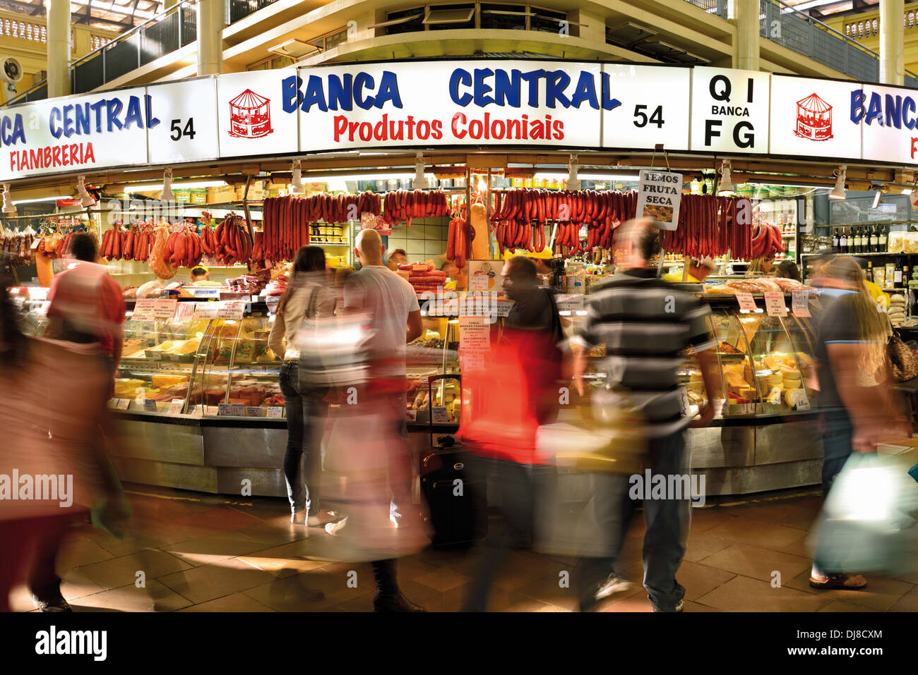 Brasilien, Porto Alegre: Menschen Kauf regionaler Produkte in der Öffentlichkeit-Markthalle Stockfoto