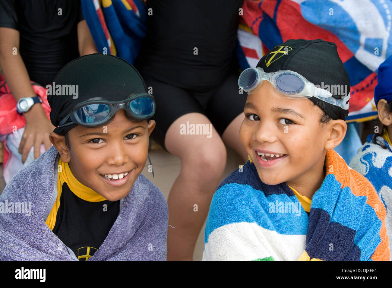 Zwei jungen mit Schwimmbrillen an Str. Georges Schule, Cape Town, Südafrika Stockfoto
