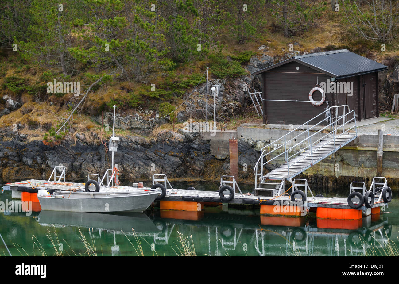 Kleinen schwimmenden Steg festgemacht Motorboot in Norwegen Stockfoto