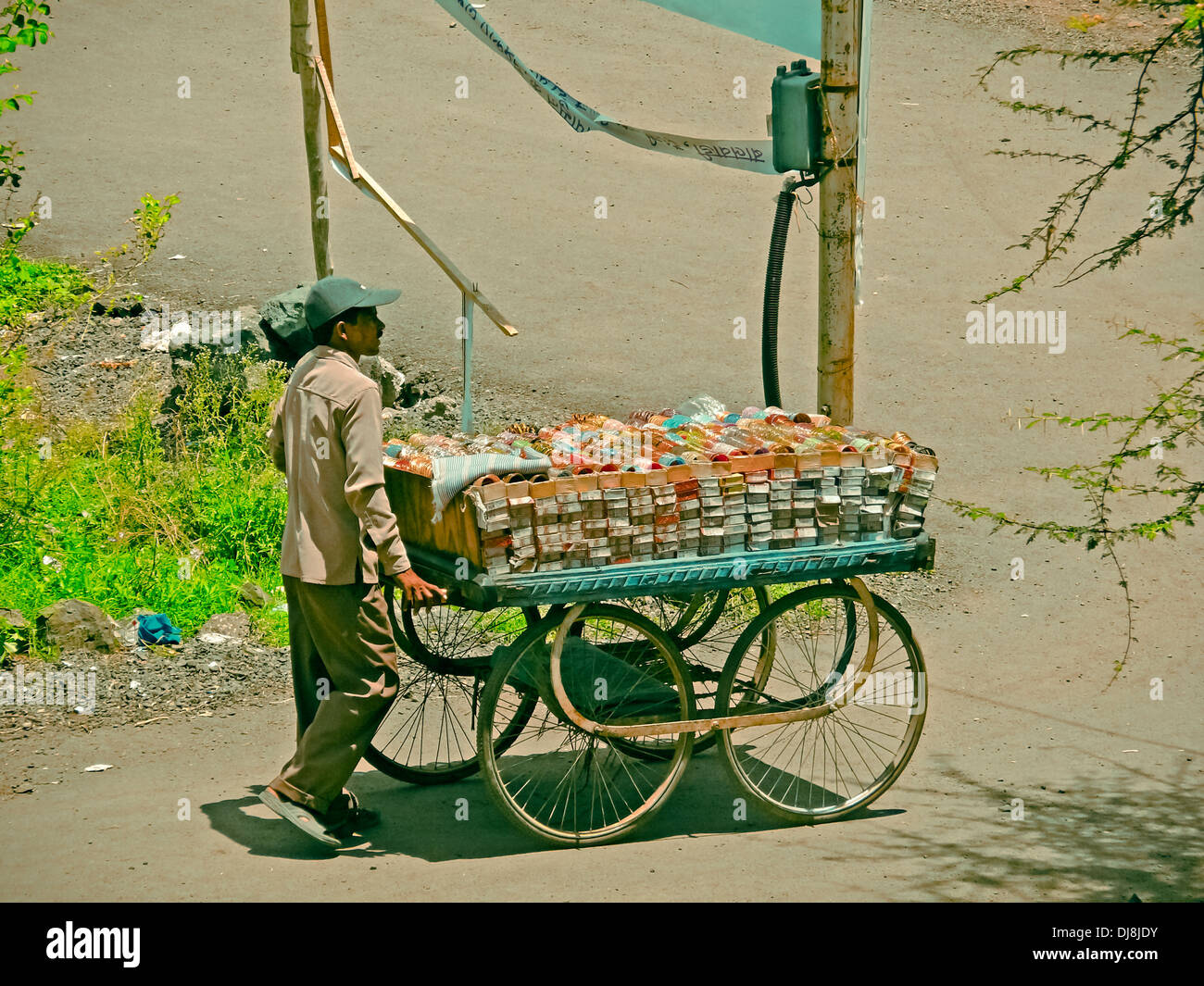 Eine Hawker verkauft buntes Glas Armreifen auf einem Karren. Pune, Maharashtra, Indien. Stockfoto