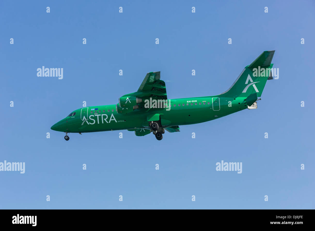 British Aerospace Systems Bae 146 RJ der griechischen Fluggesellschaft Astra Airlines auf Finale Stockfoto