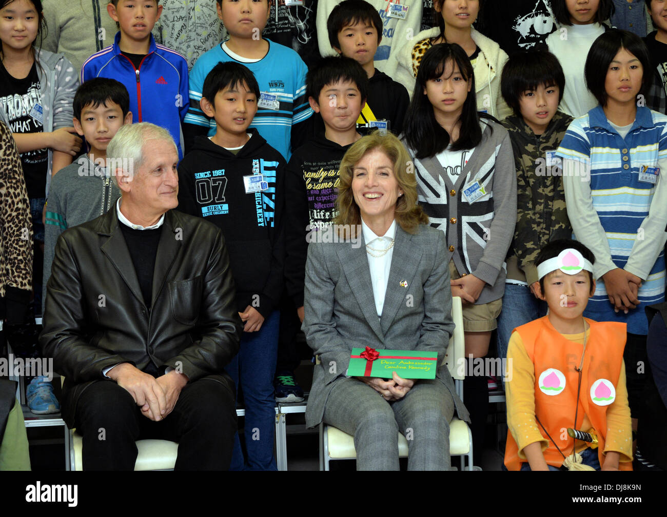 Sendai, Japan. 25. November 2013. US-Botschafter in Japan Caroline Kennedy und ihr Ehemann Dr. Edwin Schlossberg sind mit Schülerinnen und Schülern bei ihrem Besuch auf Mangokuura Grundschule in Ishinomaki, Präfektur Miyagi, auf Montag, 25. November 2013 abgebildet. Kennedy, die Tochter des ehemaligen Präsidenten John F. Kennedy, tourte Bereich hart getroffen von der 11. März 2011, Erdbeben und Tsunami zum ersten Mal seit der Übernahme von ihrem Posten als erste weibliche US-Gesandter nach Japan. Bildnachweis: Natsuki Sakai/AFLO/Alamy Live-Nachrichten Stockfoto Sendai, Japan. 25. November 2013. US-Botschafter in Japan Caroline Kennedy und ihr Ehemann Dr. Edwin Schlossberg sind mit Schülerinnen und Schülern bei ihrem Besuch auf Mangokuura Grundschule in Ishinomaki, Präfektur Miyagi, auf Montag, 25. November 2013 abgebildet. Kennedy, die Tochter des ehemaligen Präsidenten John F. Kennedy, tourte Bereich hart getroffen von der 11. März 2011, Erdbeben und Tsunami zum ersten Mal seit der Übernahme von ihrem Posten als erste weibliche US-Gesandter nach Japan. Bildnachweis: Natsuki Sakai/AFLO/Alamy Live-Nachrichten Stockfoto