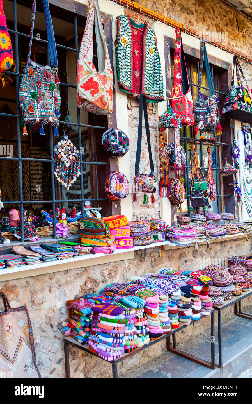 Bunte türkische Textilien sind in der Altstadt von Antalya an der Mittelmeerküste der Türkei angezeigt. Stockfoto