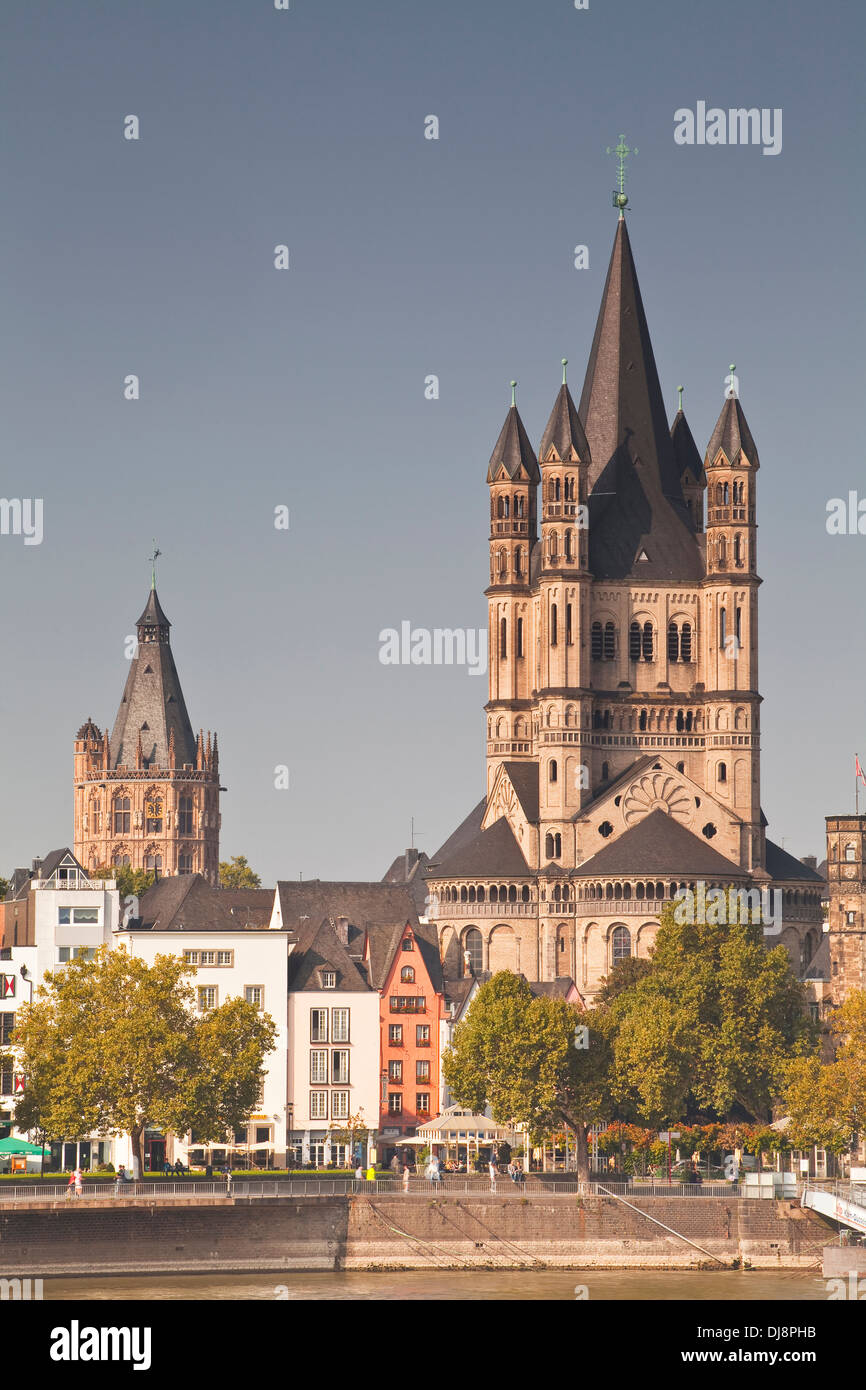 Der Turm von Groß St. Martin-Kirche und die Altstadt von Köln. Stockfoto