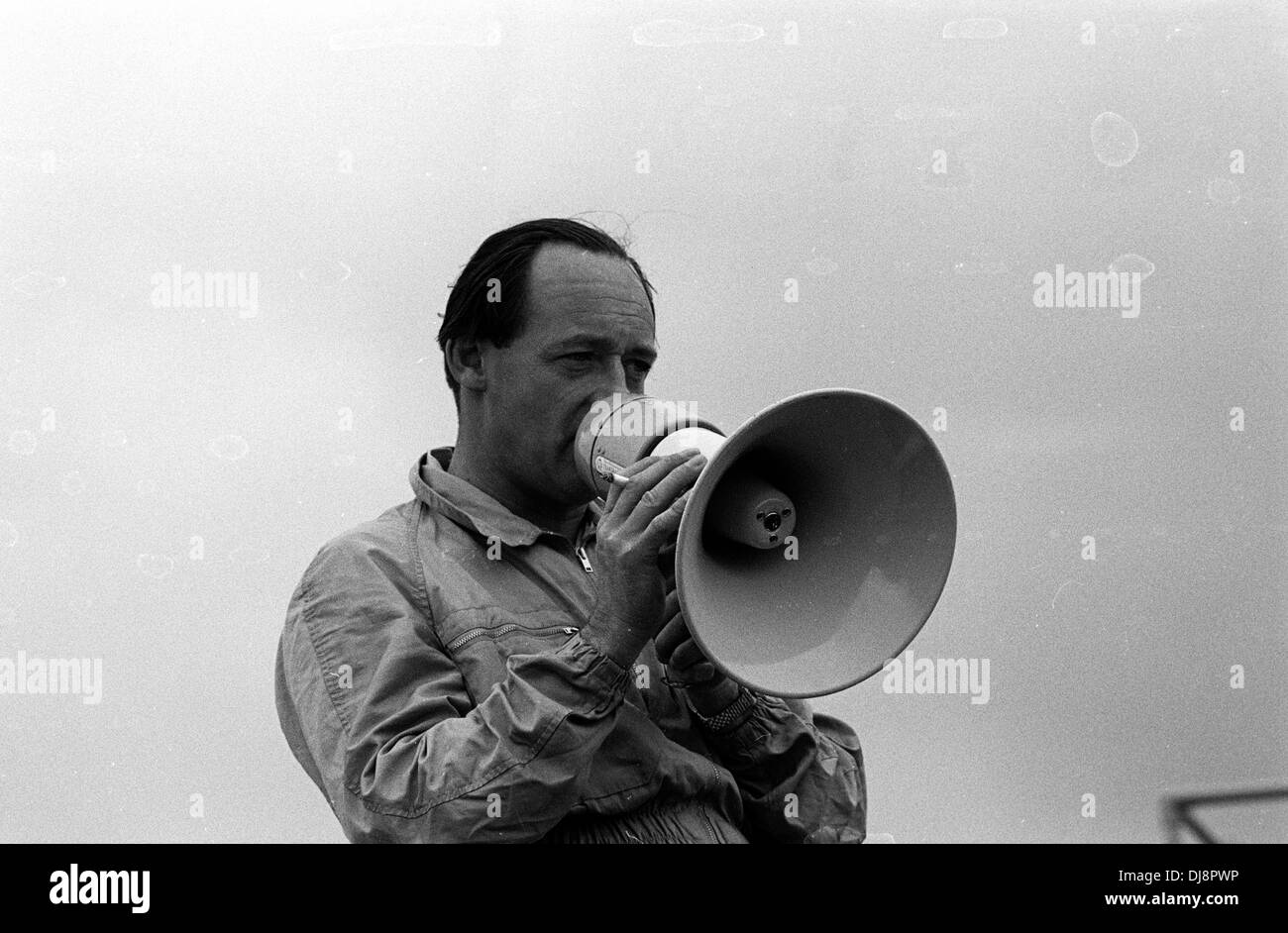 Donald Campbell Adressierung der Press über sein Land Speed Record Auto Bluebird Goodwood, England Ostermontag 1960. Stockfoto