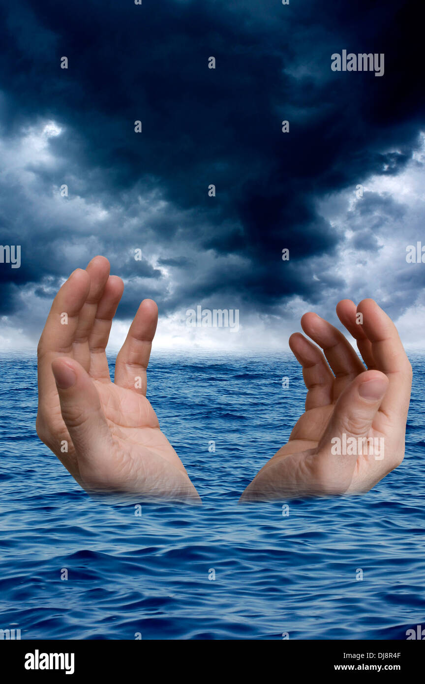 männlichen Händen ins Meer ertrinken Stockfoto