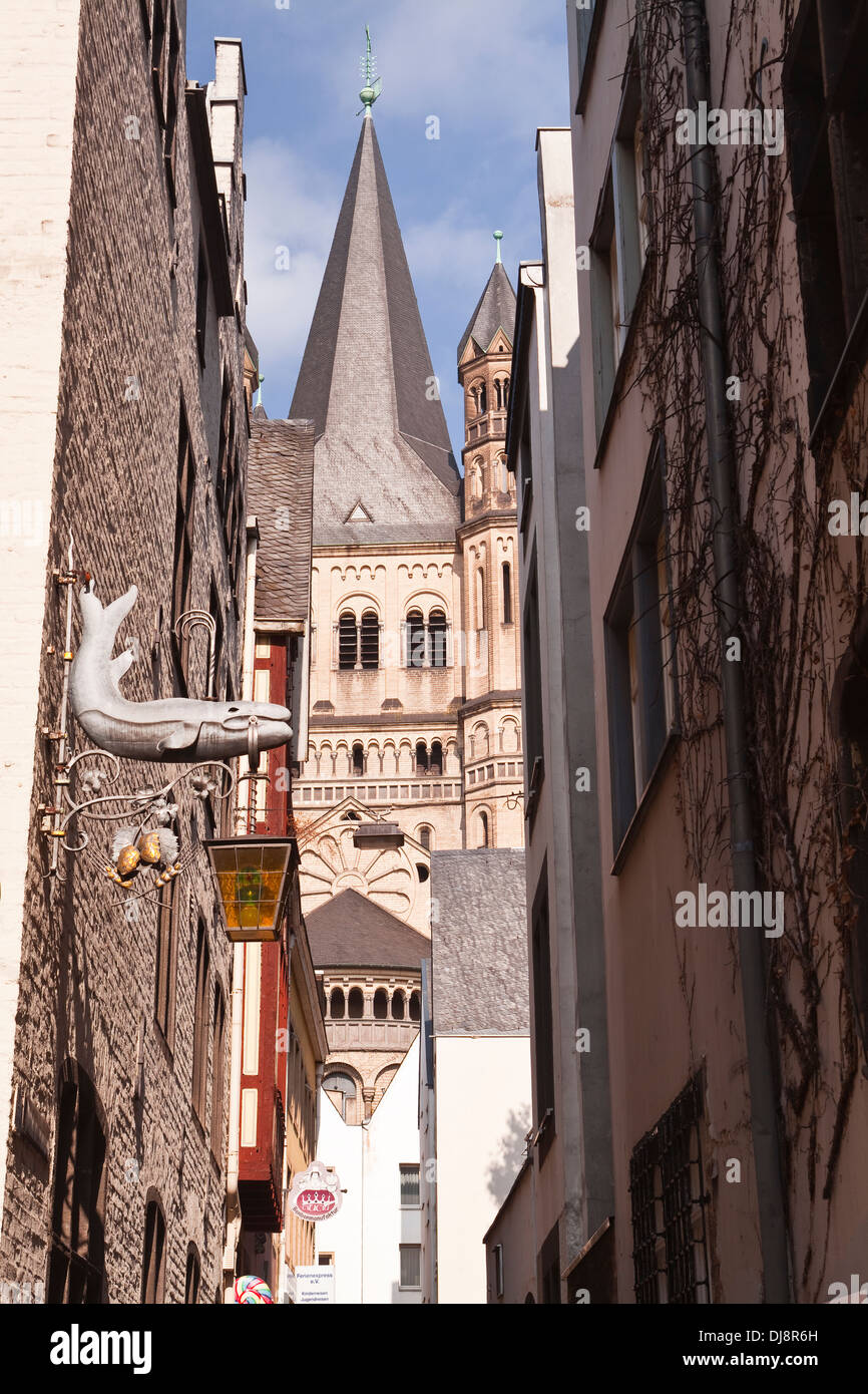 Der Turm von Groß St. Martin-Kirche und die Altstadt von Köln. Stockfoto