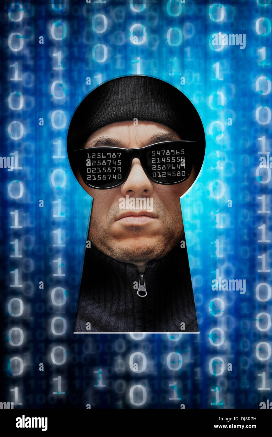 Hacker hinter ein Schlüsselloch Stockfoto