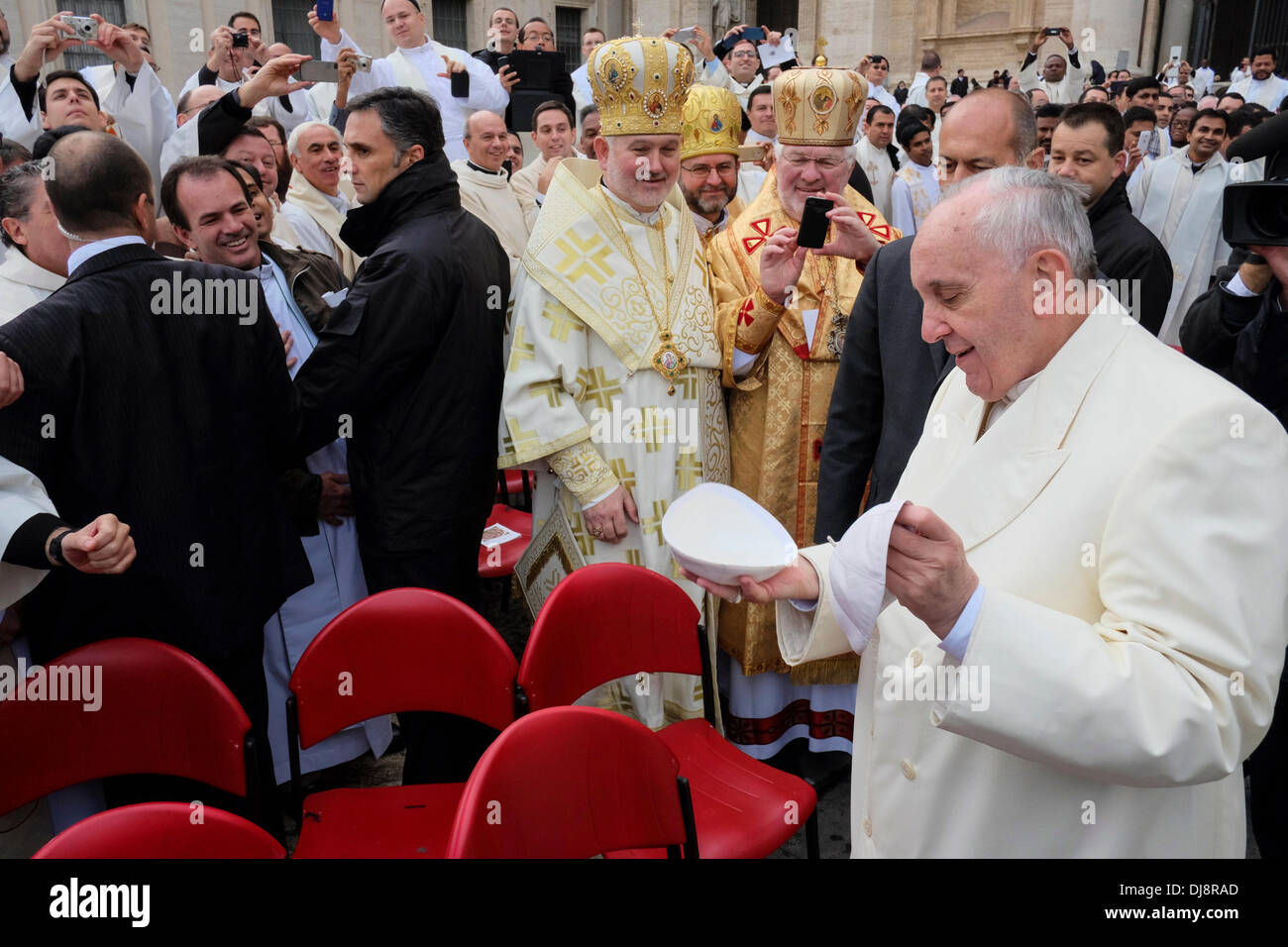 Petersplatz, Vatikan, Rom, Italien. 24. November 2013. Am Ende der Abschlusstag des Jahres des Glaubens Francis Pope Priester begrüßt und erhält das Geschenk ein Käppchen aus einer von ihnen. Bildnachweis: Wirklich einfach Star/Alamy Live-Nachrichten Stockfoto