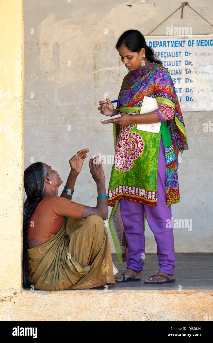 Indische Ärztin im Gespräch mit Patienten am Sri Sathya Sai Baba mobile aufsuchende Hospital. Andhra Pradesh, Indien Stockfoto