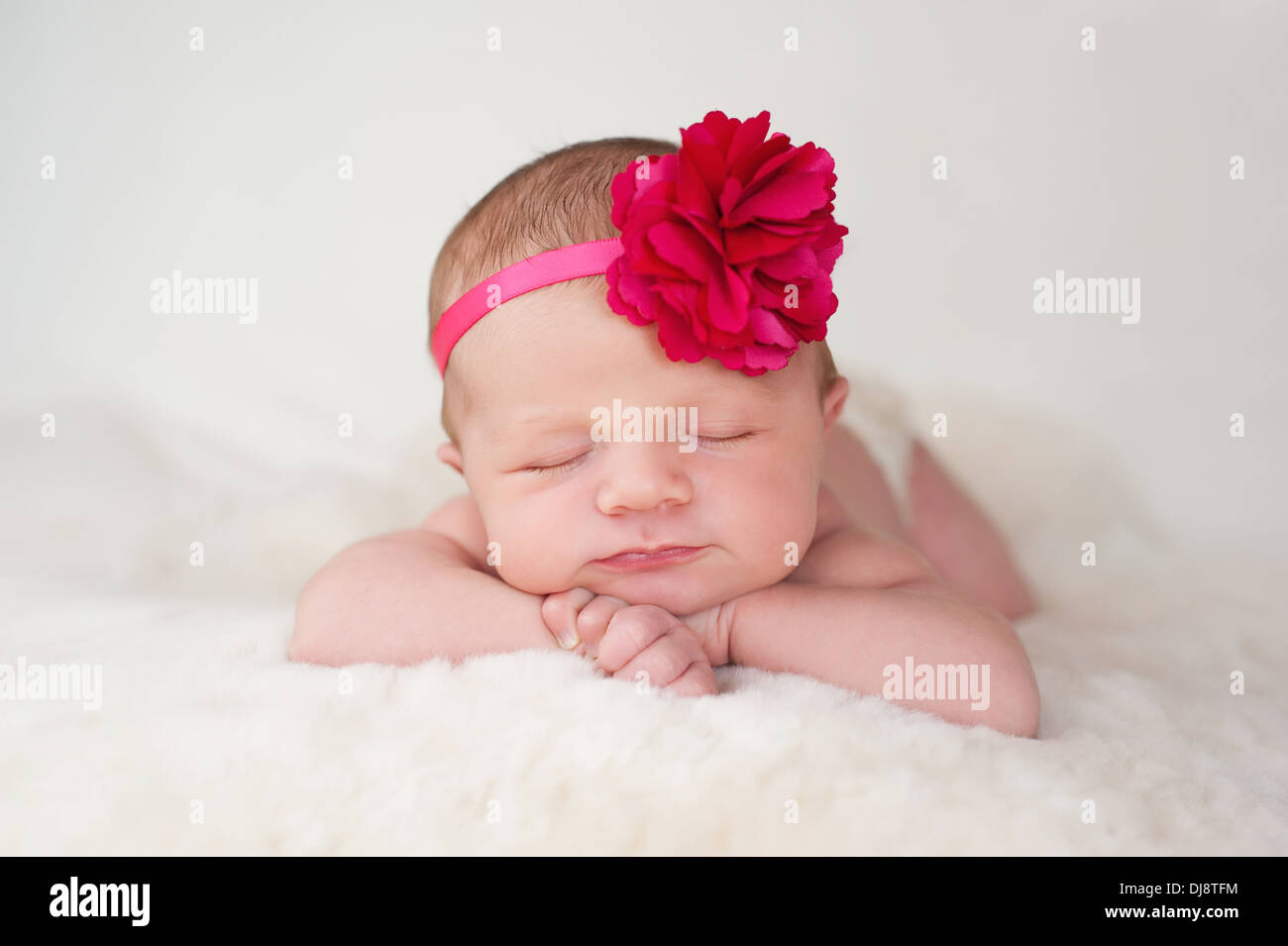 Neugeborene Mädchen mit heißen rosa Blume Stirnband Stockfoto