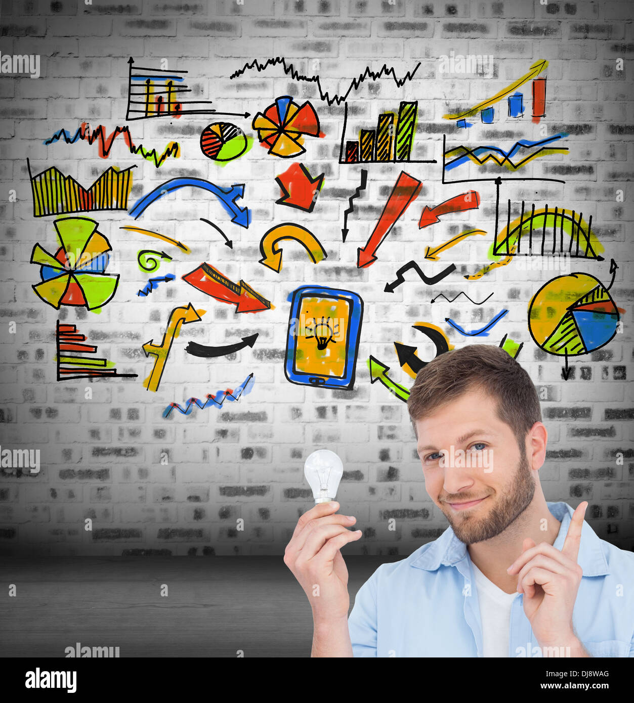 Charmantes Modell eine Glühbirne in linken Hand halten Stockfoto