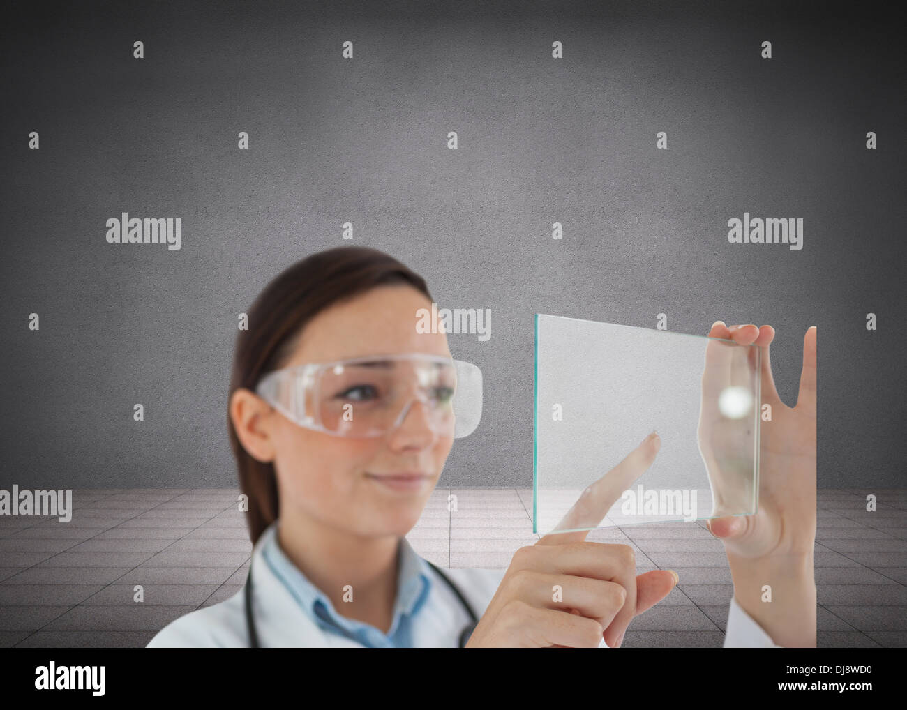 Brünette Arzt in Schutzbrille mit virtuellen Bildschirm Stockfoto