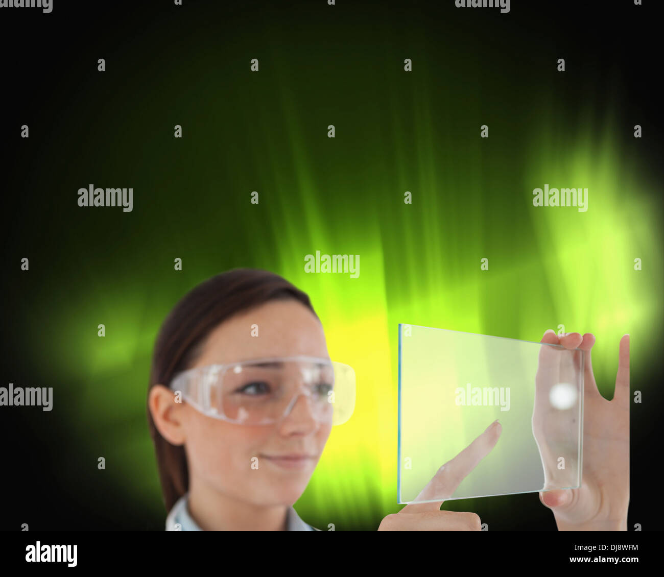 Brünette Arzt in Schutzbrille mit virtuellen Bildschirm Stockfoto