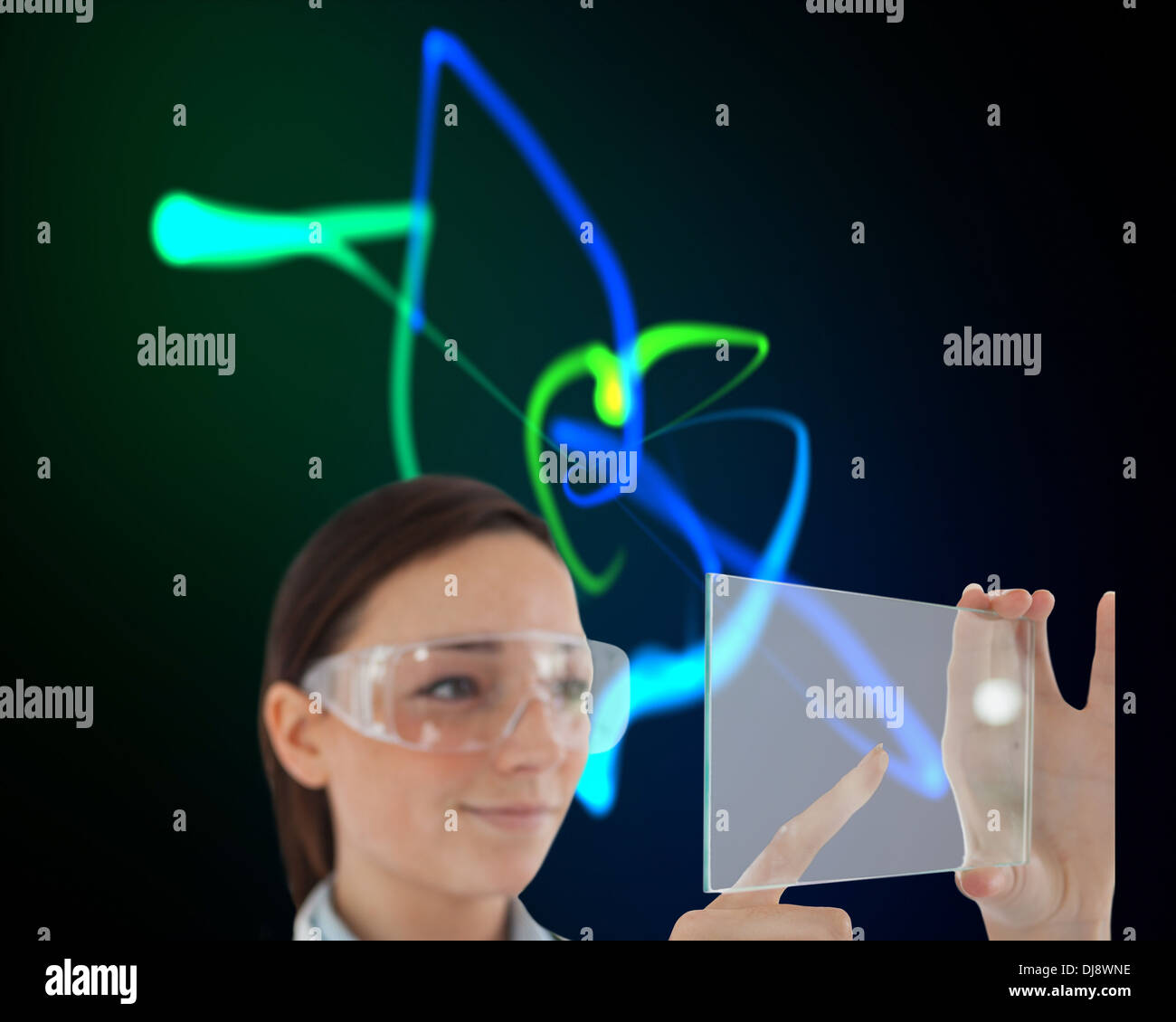Arzt in Schutzbrille mit virtuellen Bildschirm Stockfoto